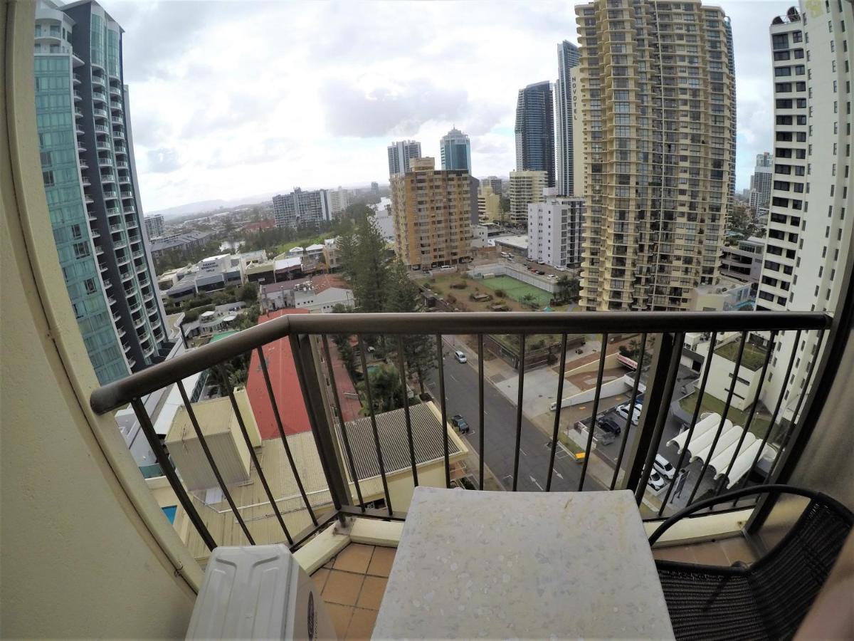 Surfers Holiday Apartment *